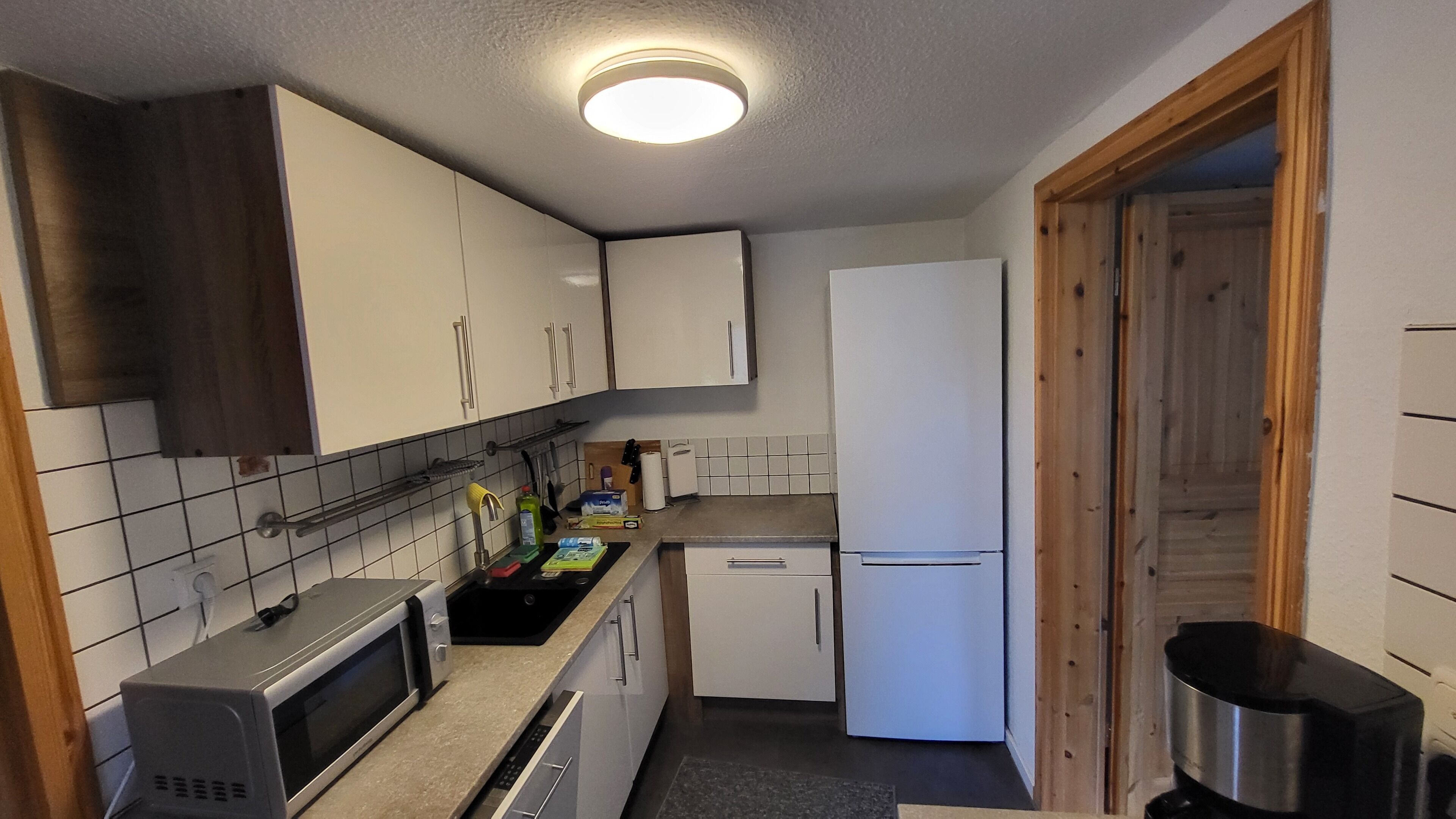 Réfrigérateur, surface de cuisson, lave-vaisselle, cafetière-théière