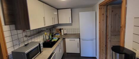 Frigorifero, piano cottura, lavastoviglie, macchina per tè/caffè