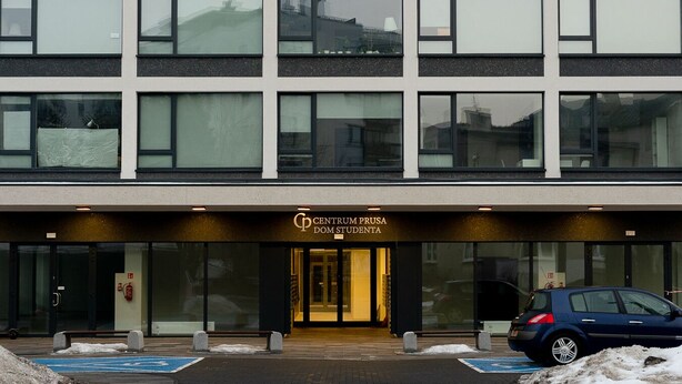 Un edificio moderno con un cartello che riporta la scritta "CENTRUM PRUSA DOM STUDENTA".