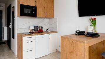 Apartament de disseny | Cuina privada | Frigorífic, microones, placa de cuina i trona