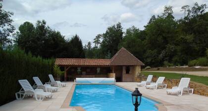 Country house with swimming pool close to tourist attractions