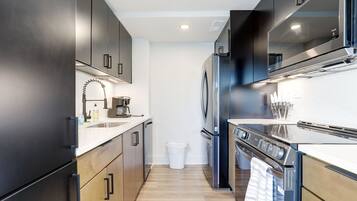 Een koelkast, een microgolfoven, een oven, een kookplaat