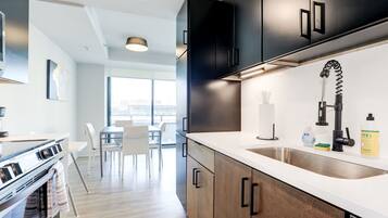 Een koelkast, een microgolfoven, een oven, een kookplaat