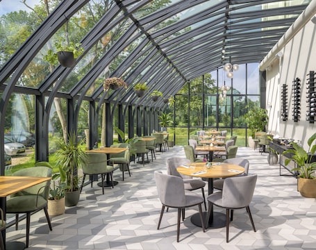 Se sirven desayunos, almuerzos y cenas; con vista al jardín