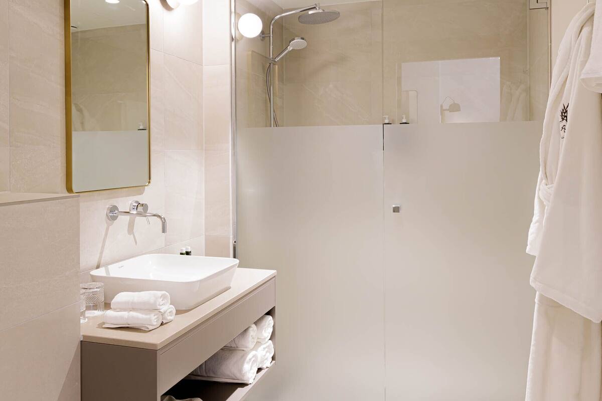 comfort double room | bathroom | free toiletries, hair dryer, bathrobes, slippers