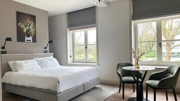 Minibar, caja de seguridad en la habitación y decoración personalizada