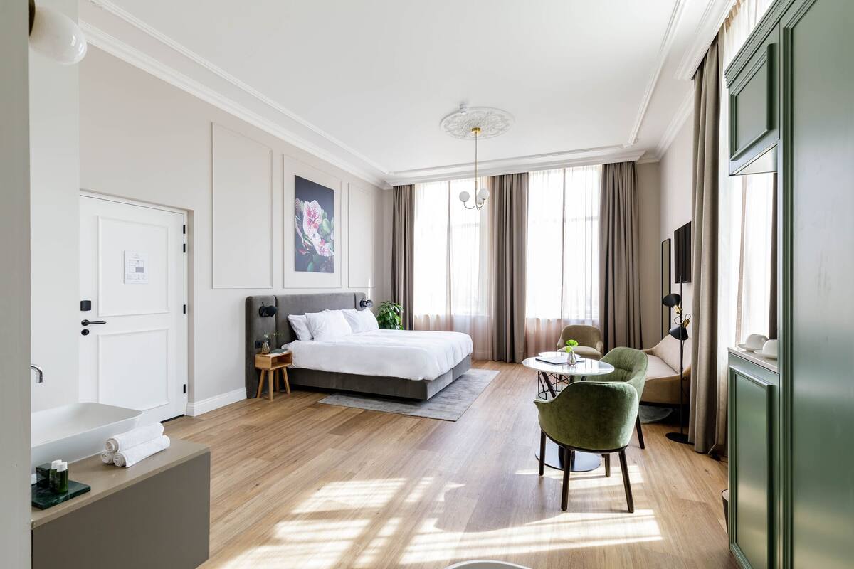 suite | 1 bedroom, minibar, in-room safe, individually decorated