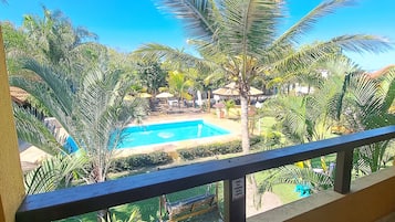 Quarto quádruplo superior, vista para a piscina | Vista do quarto