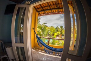 高级四人房, 泳池景观 | 加厚床垫、迷你吧、客房内保险箱、遮光窗帘