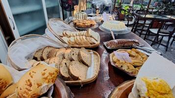 Free daily buffet breakfast