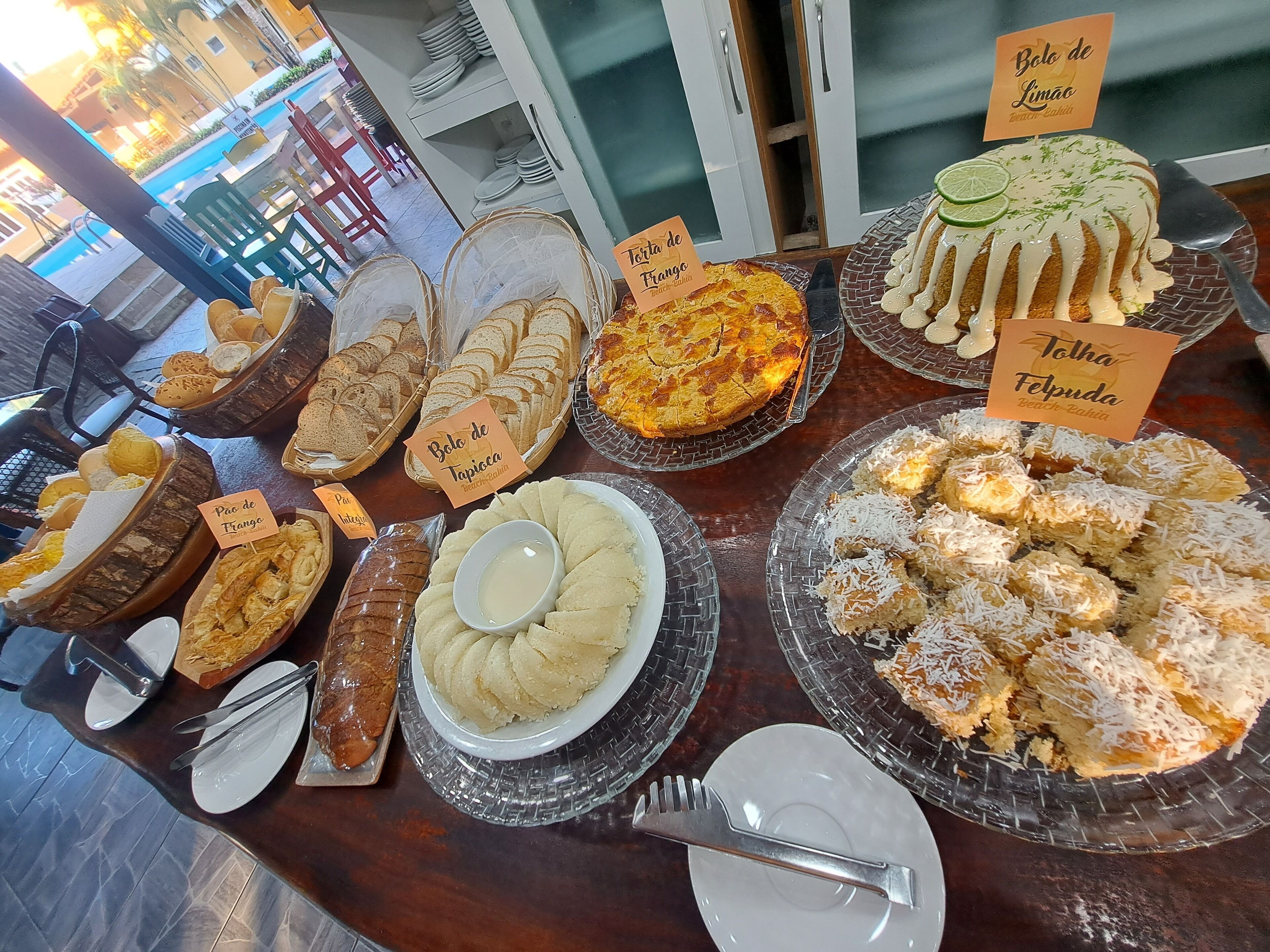 En buffetbord med forskellige retter, blandt andet brød, kager og desserter.