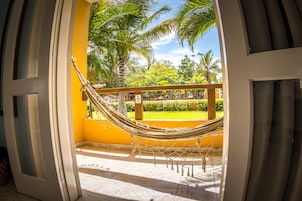 Colchones con pillow-top, minibar y caja de seguridad en la habitación