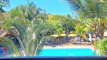 Quarto quádruplo superior, vista para a piscina | Vista do quarto