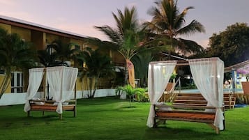 Fachada da propriedade à noite