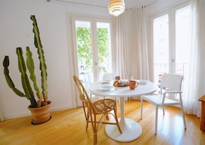 Studio, balcon | Salle à manger