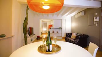 Apartamento, 1 quarto, sacada | Opções para refeição no quarto