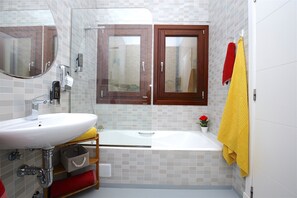 Appartement, 2 slaapkamers, balkon | Badkamer | Milieuvriendelijke toiletartikelen, een haardroger, zeep, shampoo