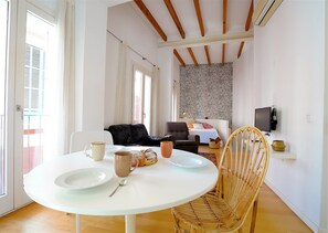 Estudio, balcón | Comedor