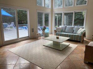 Smart TV, fireplace, stereo
