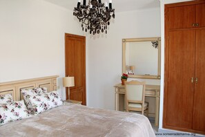 3 bedrooms, desk, iron/ironing board, free WiFi