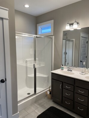 Combined shower/bathtub, hair dryer, towels, soap