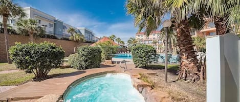 Una piscina al aire libre, una piscina climatizada