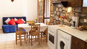 Refrigerador, horno, cafetera y tetera y tetera eléctrica