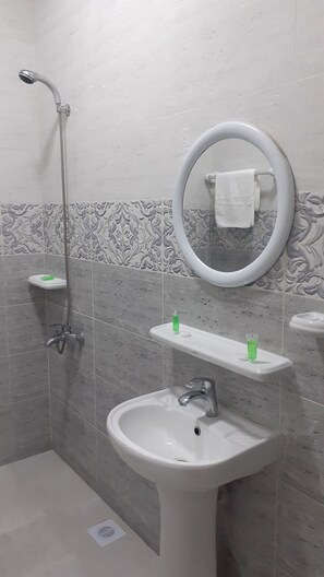 Shower, towels - Dar Al-Jwharah (Duqm)