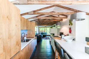 Chalet Design | Cuisine privée | Four, plaque de cuisson, lave-vaisselle, machine à expresso