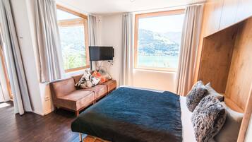 4 bedrooms, premium bedding, memory-foam beds, desk