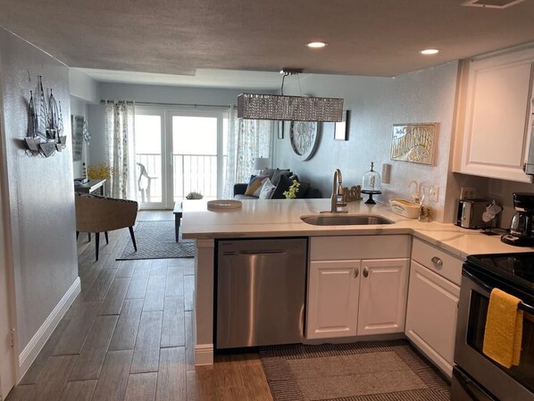 ثلاجة، ميكروويف، فرن، موقد طهي مسطح