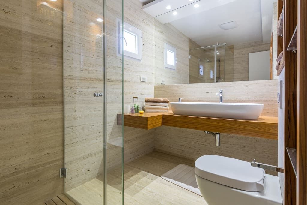 Villa Deluxe | Salle de bain | Douche, articles de toilette gratuits, sèche-cheveux