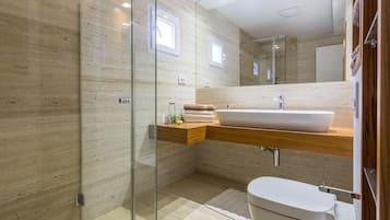 Villa Deluxe | Baño | Regadera, amenidades de baño gratuitas, secadora de cabello, toallas