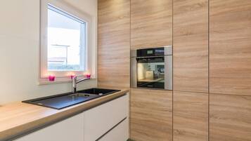 Deluxe Villa | Private kitchen | Full-sized fridge, oven, stovetop, dishwasher