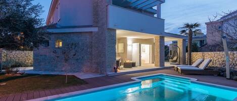 Piscine extérieure (ouverte en saison), chaises longues