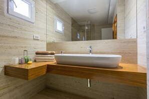 Deluxe Villa | Bathroom | Shower, free toiletries, hair dryer, towels - Luxury Villa White Rose with the Pool (Kolan)