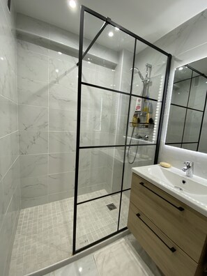 Dusche, Haartrockner, Handtücher, Toilettenpapier