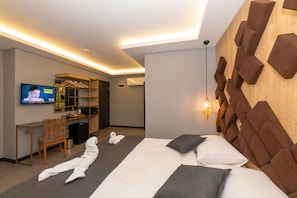 Minibar, coffres-forts dans les chambres, bureau