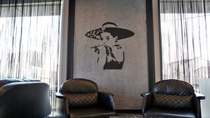 A room with two leather armchairs, a marble coffee table, and a large wall mural. - Fly And Stay Airport Hotel (Arnavutköy)
