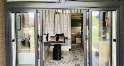 2 Bed Lodge - Sleeps 4 - Patio - Parking - Wifi