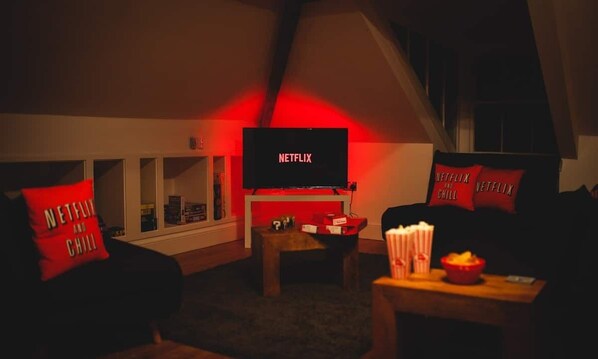 TV - Games and Movies Lounge 7 Bed City Centre Apartment (Newcastle upon Tyne)