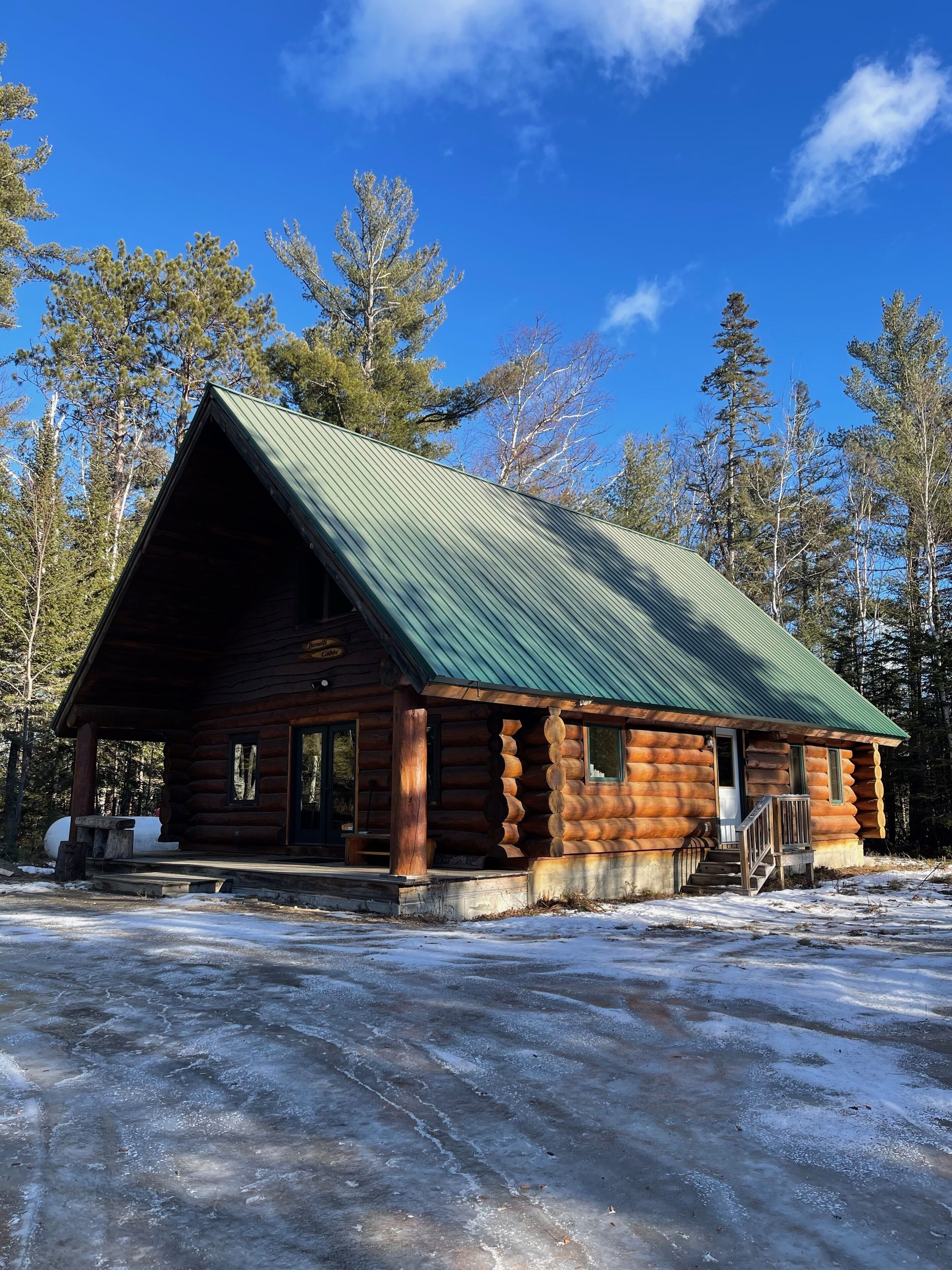 Beautiful Cabin, 20 minutes to Sugarloaf, on ITS trail…the perfect getaway. 