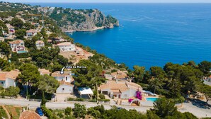 Villa La Marina est un village côtier doté de maisons à étages, offrant une vue dégagée sur la mer et comprenant une petite piscine.