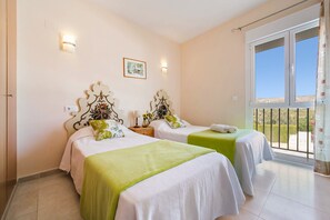 3 bedrooms, iron/ironing board, free WiFi