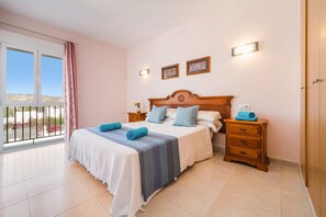 3 bedrooms, iron/ironing board, free WiFi