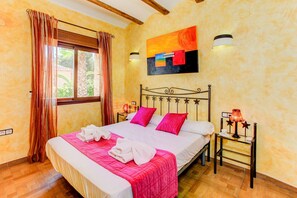 2 bedrooms, iron/ironing board, free WiFi