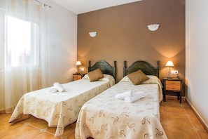 2 bedrooms, iron/ironing board, free WiFi