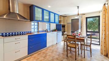 Een koelkast, een magnetron, een oven, een vaatwasser