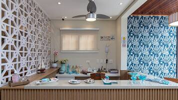 Café da manhã com buffet grátis todos os dias