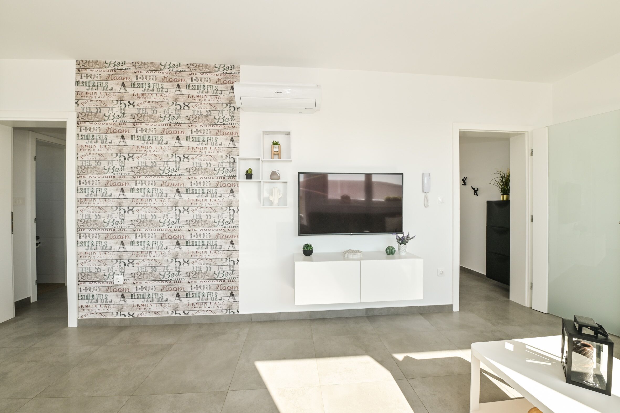 56-cm flat-screen TV with satellite channels, TV